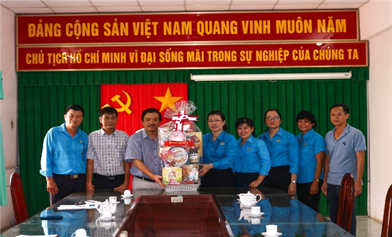Liên đoàn Lao động tỉnh Trà Vinh: Thăm, tặng quà tết Nguyên đán Quý Mão cho công đoàn cơ sở và đoàn viên, công nhân, lao động